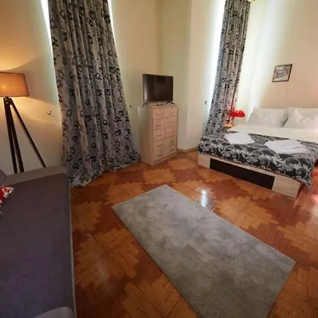 Pretty 104 Apartment